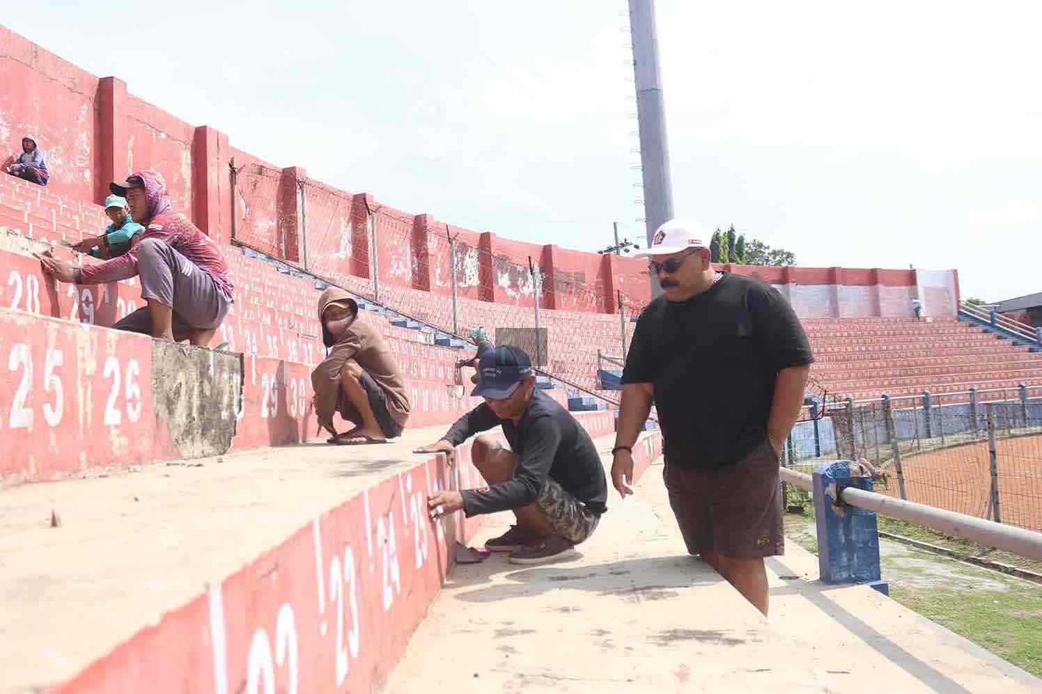 Hari ini Pengecatan Stadion Brawijaya Kota Kediri Resmi Dimulai Petugas Mengelupas Cat Stadion Brawijaya Kota Kediri Sebelum Dicat Ulang