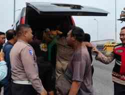 Laka Tunggal di Atas Jembatan Kali Porong, Seorang Pria Meninggal Mengambang di Sungai Laka Tunggal di Atas Jembatan Kali Porong, Seorang Pria Meninggal Mengambang di Sungai