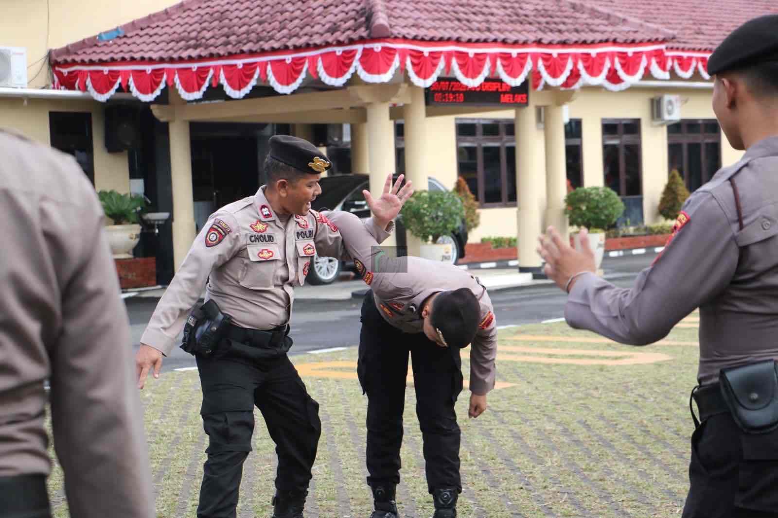 Polres Kebumen Gelar Latkatpuan: Tingkatkan Profesionalisme Personel Melalui Latihan Berkala Polres Kebumen Menggelar Latihan Beladiri untuk Anggotanya