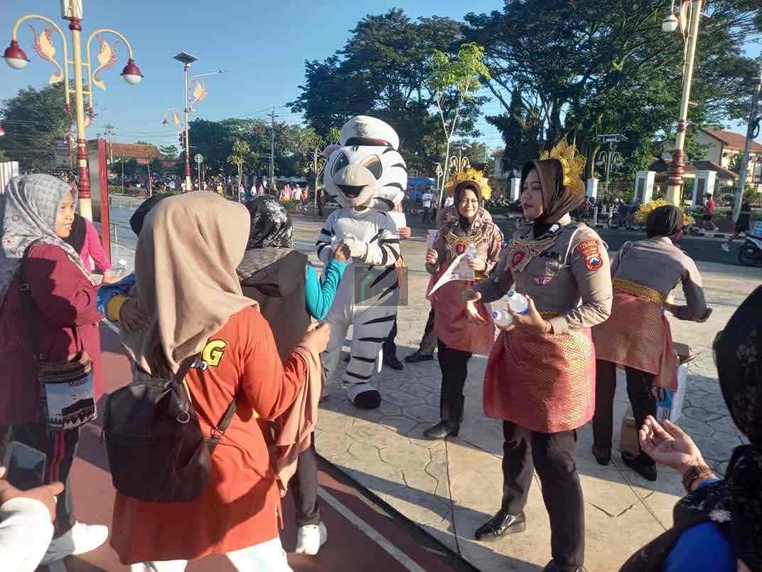 Polres Kebumen Sosialisasi Operasi Patuh Candi Car Free Day CFD di Alun alun Pancasila Kebumen