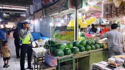 Polres Kebumen Gencarkan Sosialisasi Operasi Patuh Candi di Pasar Tradisional, Beri Reward Warga yang Tertib Berlalu Lintas Polres Kebumen Gencarkan Sosialisasi Operasi Patuh Candi di Pasar Tradisional, Beri Reward Warga yang Tertib Berlalu Lintas