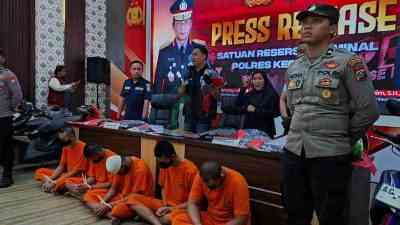 Cari Makan, 2 Warga Kediri di Keroyok Sekelompok Pemuda Sepulang Nonton Pencak Dor Polres Kediri Kota Mengamankan 5 Pelaku Pengeroyokan Pemuda di Kota Kediri