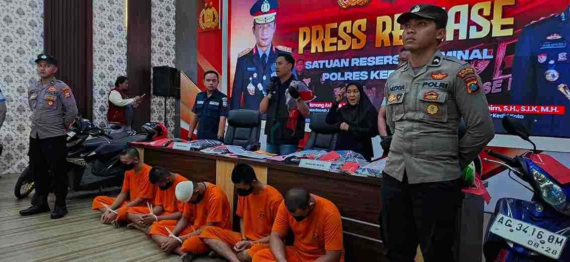 Cari Makan, 2 Warga Kediri di Keroyok Sekelompok Pemuda Sepulang Nonton Pencak Dor Polres Kediri Kota Mengamankan 5 Pelaku Pengeroyokan Pemuda di Kota Kediri