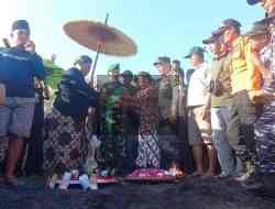 Ribuan Warga Serbu Tumpeng Sedekah Laut Jatimalang, Berebut Berkah Ribuan Warga Serbu Tumpeng Sedekah Laut Jatimalang, Berebut Berkah