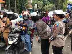 Musim Operasi Patuh, Masih Banyak Anak Tak Pakai Helm Diantar Ibunya Pergi ke Sekolah Musim Operasi Patuh, Masih Banyak Anak Tak Pakai Helm Diantar Ibunya Pergi ke Sekolah