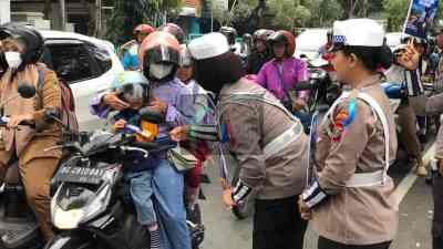 Musim Operasi Patuh, Masih Banyak Anak Tak Pakai Helm Diantar Ibunya Pergi ke Sekolah Musim Operasi Patuh, Masih Banyak Anak Tak Pakai Helm Diantar Ibunya Pergi ke Sekolah
