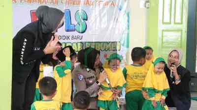 Ingin Dekat Anak-anak, Satlantas Polres Kebumen Gelar Polisi Sahabat Anak di KB IT Ulil Albab Kebumen Ingin Dekat Anak-anak, Satlantas Polres Kebumen Gelar Polisi Sahabat Anak di KB IT Ulil Albab Kebumen