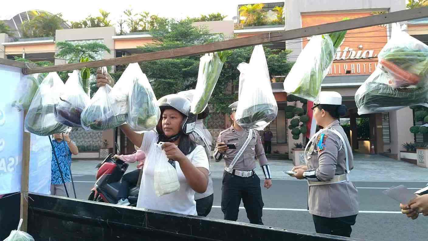 Lewat Jumat Berkah, Satlantas Blitar Kota Sosialisasi Cegah Kecelakaan Ibu dan Anak Satlantas Polres Blitar Kota Sosialisasi Keselamatan Lalu Lintas pada Emak Emak dengan Membagikan Sayur Gratis