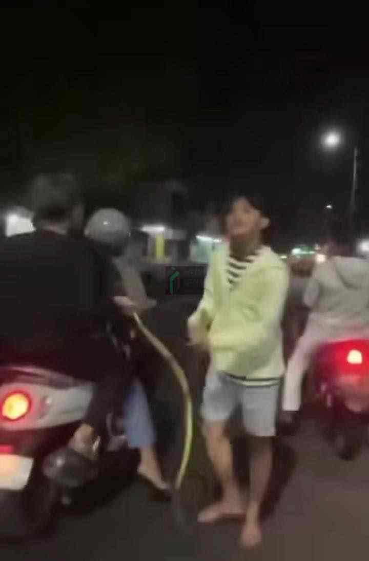 Bentrokan Mengerikan di Porong Ketakutan, Gangster Bersenjata Celurit Sejumlah Pemuda Diduga Gengster Bersenjata Celurit dan Pedang Terlibat Bentrok di Jalan Raya Porong, Sidoarjo