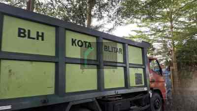 Truk Pengangkut Sampah di Kota Blitar