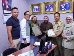 Sidak Penahanan Ijazah di Malang, Wamenaker: Ini Bentuk Kehadiran Negara Sidak Penahanan Ijazah di Malang, Wamenaker: Ini Bentuk Kehadiran Negara