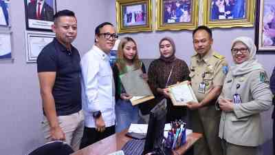 Sidak Penahanan Ijazah di Malang, Wamenaker: Ini Bentuk Kehadiran Negara Wakil Menteri Ketenagakerjaan Wamenaker Immanuel Ebenezer Gerungan melakukan inspeksi mendadak sidak ke dua perusahaan di Kota Malang Jawa Timur