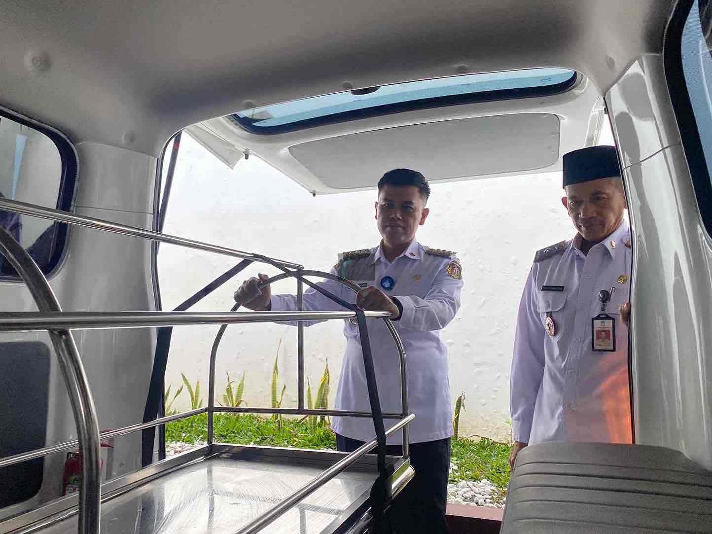 Pemkot Blitar Luncurkan 3 Mobil Jenazah Gratis, Urus Warga Mulai dalam Kandungan hingga Meninggal Wali Kota Blitar, Syauqul Muhibbin Memeriksa Mobil Jenazah