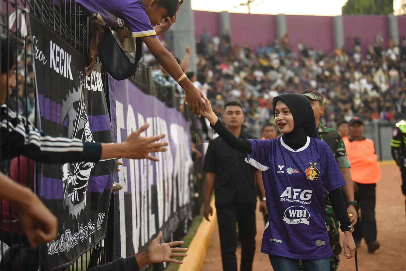 Wali Kota Kediri Vinanda Prameswari Menyapa Suporter Persik Kediri usai Laga Persik Kediri Melawan Asia Warrior di Stadion Brawijaya Kota Kediri