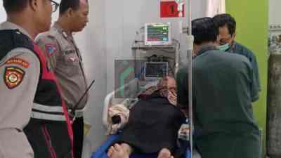 seorang guru bernama Eksi Wulan Juli berusia 43 tahun harus dilarikan ke rumah sakit dalam kondisi tidak sadarkan diri karena terlibat tabrakan