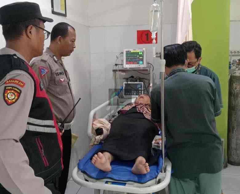 Ambil Jalur Terlalu Kanan, Ibu-ibu di Sidoarjo Dihantam Motor dari Depan tidak Sadarkan Diri seorang guru bernama Eksi Wulan Juli berusia 43 tahun harus dilarikan ke rumah sakit dalam kondisi tidak sadarkan diri karena terlibat tabrakan