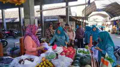 Pemkab Blitar Dorong ASN Belanja di Pasar, Agar Ekonomi Rakyat Bergerak Pemkab Blitar Dorong ASN Belanja di Pasar, Agar Ekonomi Rakyat Bergerak