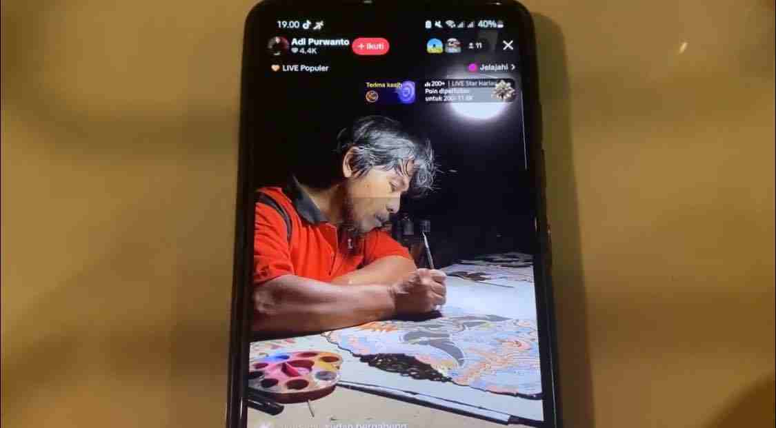 Adi Purwanto Live TikTok saat Membuat Wayang Kulit