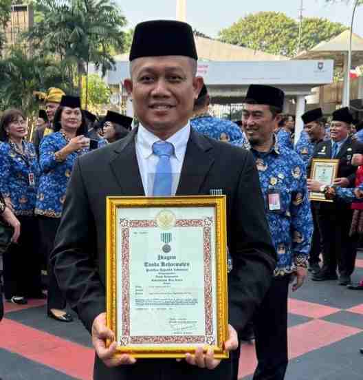 Arif Sugiyanto Bupati Kebumen Periode 2021-2025 Raih Satyalencana Wira Karya dari Presiden Prabowo Subianto Bupati Kebumen periode 2021-2025, Arif Sugiyanto Membawa Piagam tanda kehormatan Satyalencana Wira Karya dari Presiden Prabowo Subianto