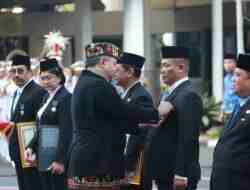 Arif Sugiyanto Bupati Kebumen Periode 2021-2025 Raih Satyalencana Wira Karya dari Presiden Prabowo Subianto Arif Sugiyanto Bupati Kebumen Periode 2021-2025 Raih Satyalencana Wira Karya dari Presiden Prabowo Subianto