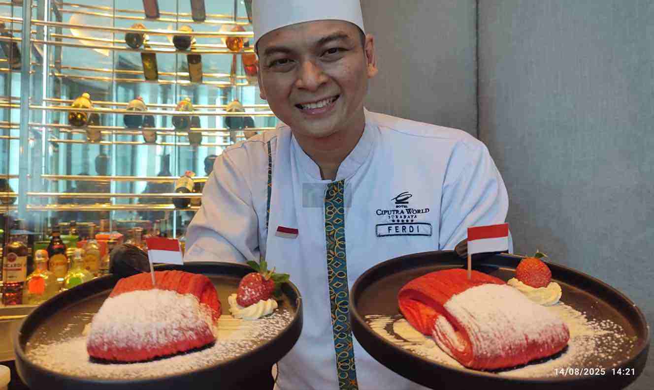 Red Velvet Late dan Pain Suisse Merah Putih Meriahkan HUT Kemerdekaan RI ke-80 Chef Ferdi Membuat Pain Suisse dengan Merah Merona Dipadukan dengan Taburan Bubuk Gula Putih Terinspirasi Bendera Indonesia