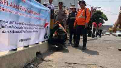 Daop 7 Madiun Kampanyekan Keselamatan Jalan di Perlintasan Sebidang Kereta Api di Kota Blitar