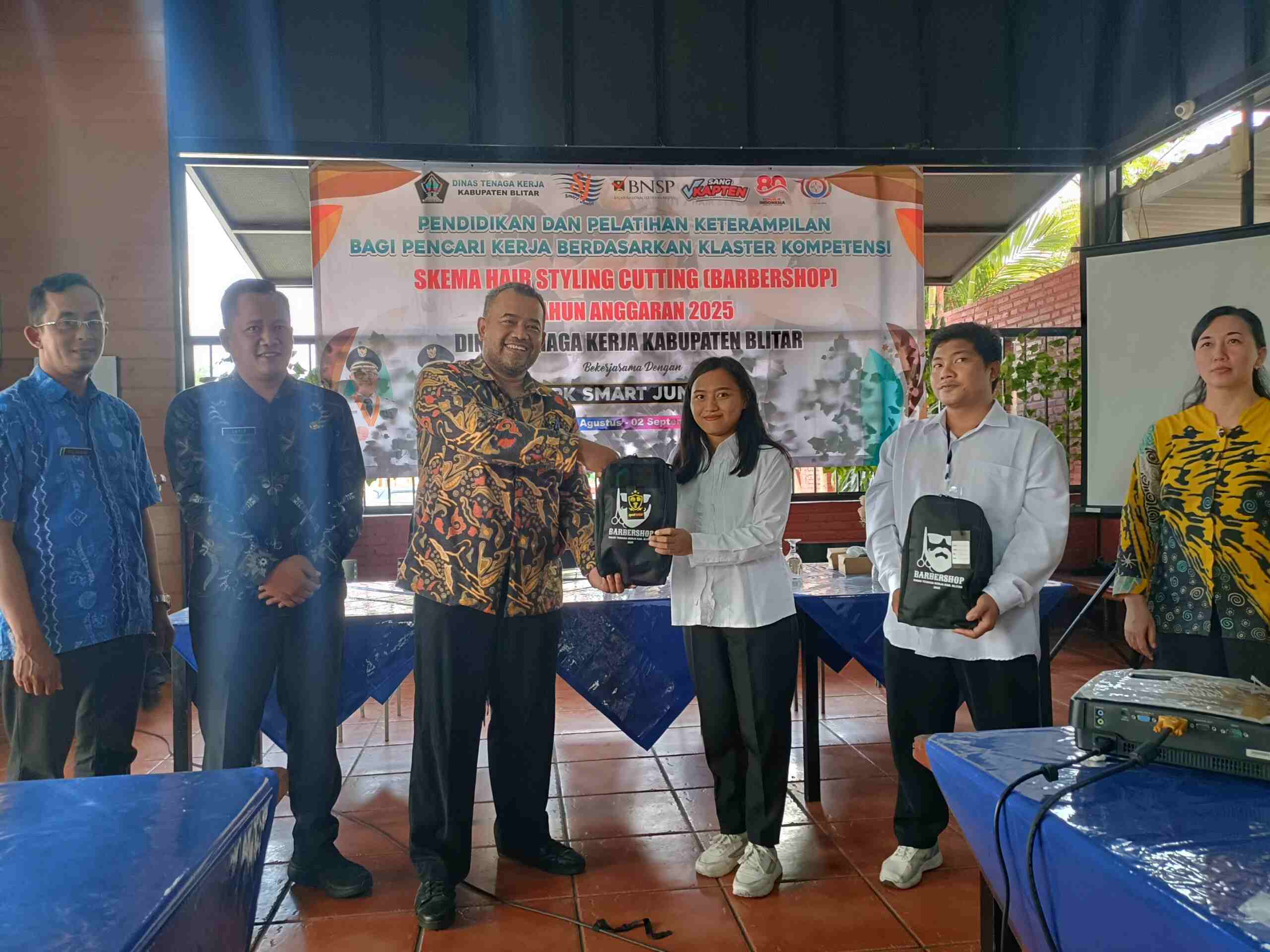 Wujudkan Kesetaraan Gender, 8 Perempuan Ambil Bagian Dalam Pelatihan Barbershop  Disnaker Kabupaten Blitar Menggelar Pendidikan dan Pelatihan Keterampilan bagi Pencari Kerja Berdasarkan Kluster Kompetensi
