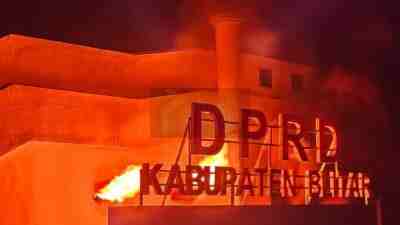 Gedung DPRD Kabupaten Blitar juga Ikut Terbakar Gedung DPRD Kabupaten Blitar Terbakar