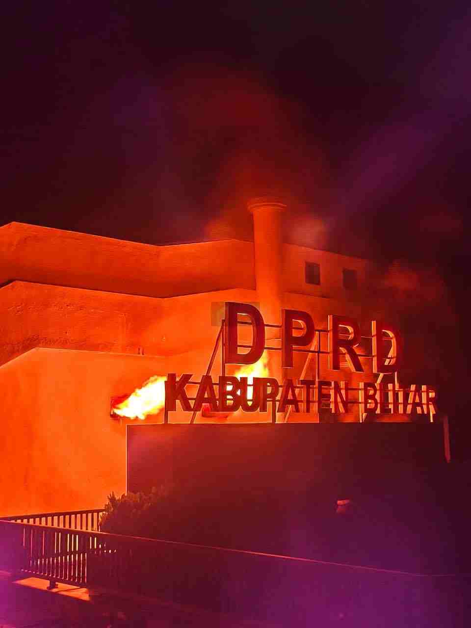 Massa Serbu DPRD Blitar, Tirai Dibakar dan Inventaris Dijarah Gedung DPRD Kabupaten Blitar Terbakar