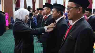 Gubernur Jawa Timur Khofiffah Indar Parawangsa Memberikan Tanda Penghargaan Satyalancana Karya Satya kepada 172 ASN di Jatim