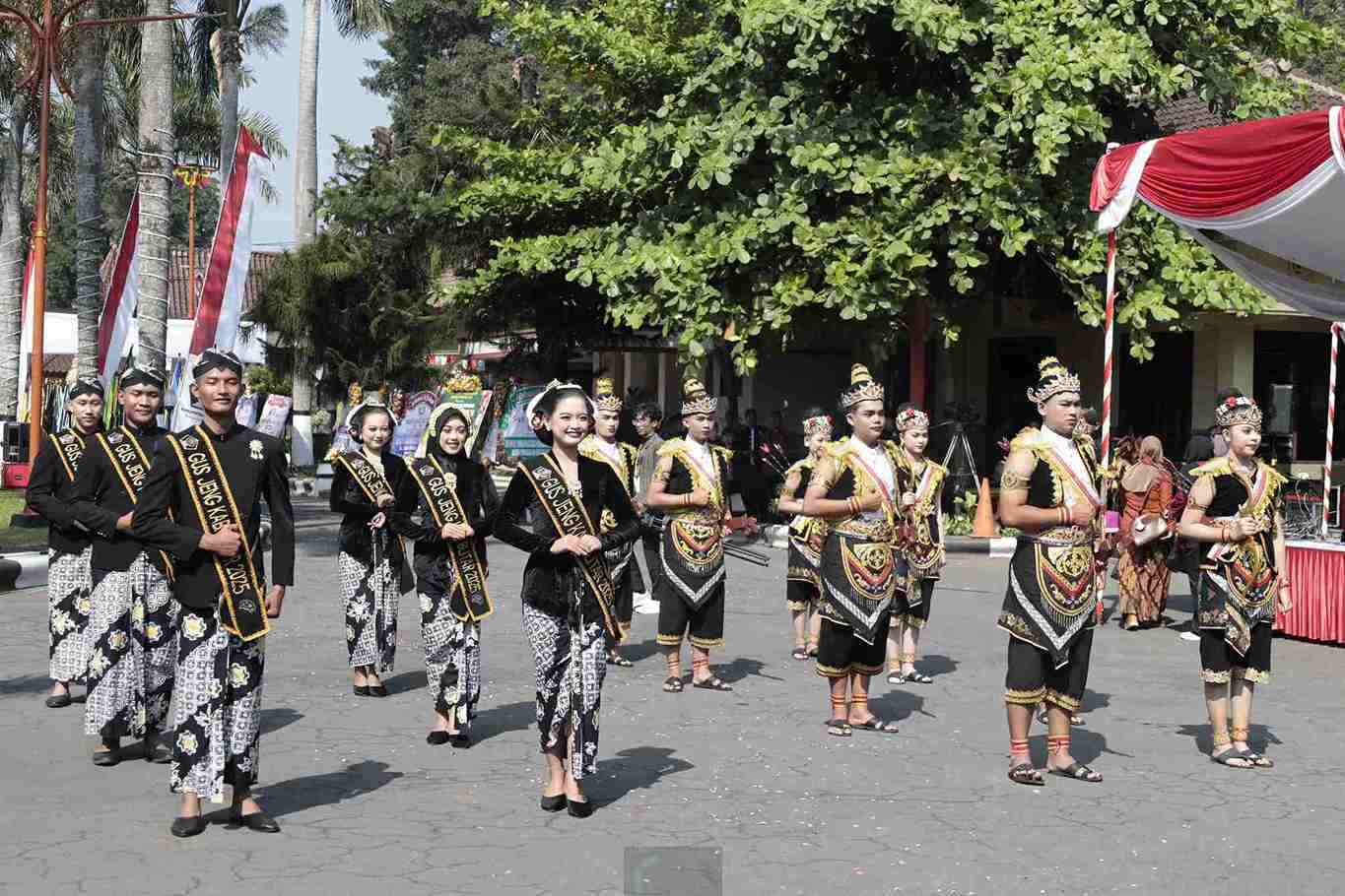Gus dan Jeng Kabupaten Blitar saat Mengikuti Pisowanan Agung Hari Jadi Blitar ke-701 Tahun