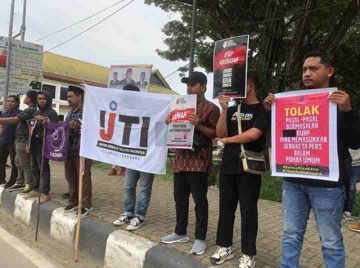 Hapus Materi Liputan Halangi Kerja Jurnalis, Kepala Bandara Haluoleo Kendari Bisa Dipidana IJTI Sultra Menggelar Aksi Demo