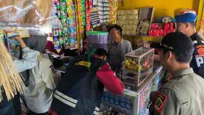 Tindak Tegas Rokok Ilegal, Satpol PP dan Bea Cukai Sita Barang Bukti di Selorejo dan Garum