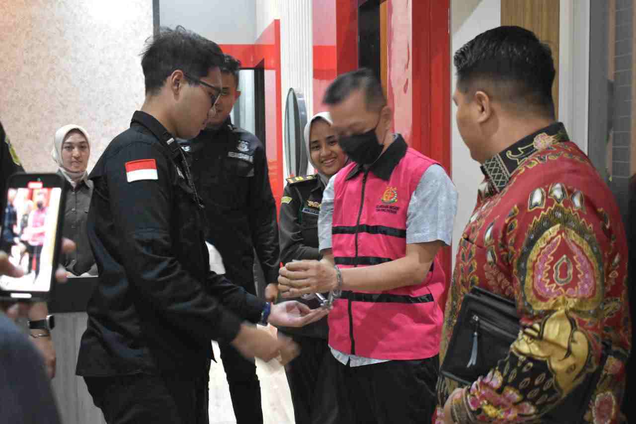 Kejari Tanjung Perak Tetapkan Komisaris PT DJA Sebagai Tersangka Korupsi IMG 20250820 WA0026 1