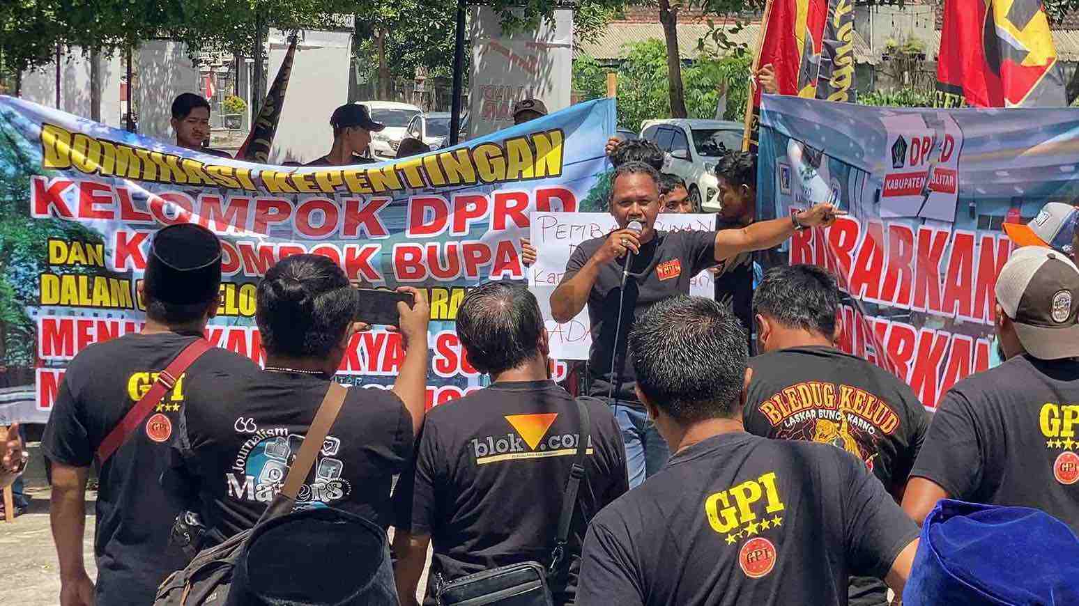 Jaka GPI : Pemkab Blitar tidak Butuh TP2ID, tapi Tim Efisiensi Anggaran dan Percepatan Pendapatan Jaka Prasetya Ketua LSM GPI dan Kader Partai Gerindra Menggelar Aksi Demonstrasi di Depan Kantor DPRD Kabupaten Blitar