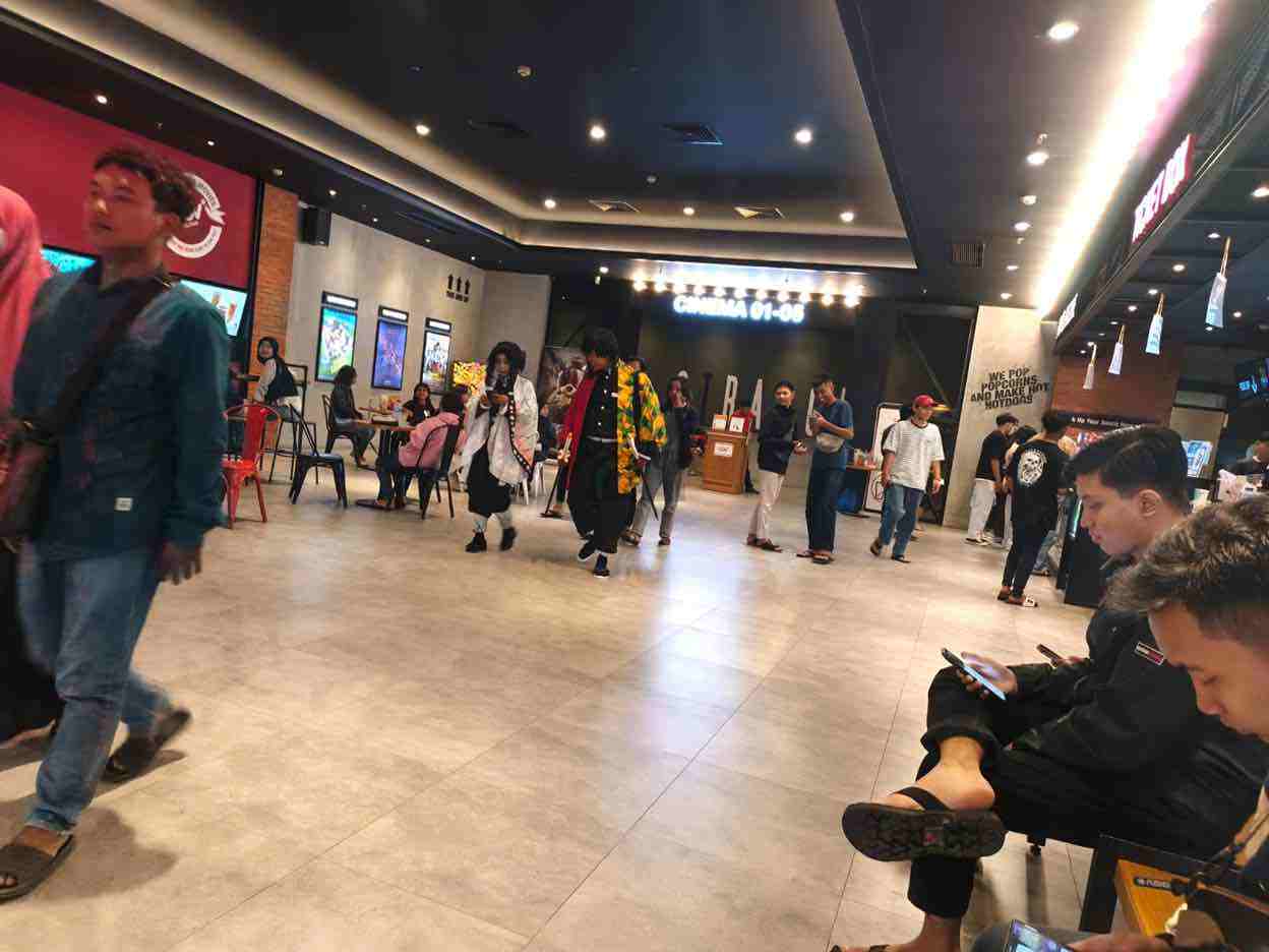 Tayang Perdana Hari Ini, Film 'Demon Slayer' Laris Manis di Blitar, Pikat Penonton Segala Usia Jepang Kimetsu no Yaiba atau Demon Slayer Tayang Perdana di CGV Blitar Town Square