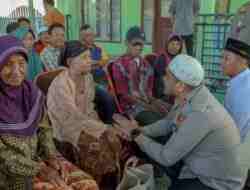 Polres Blitar Gelar Jumat Berkah di Kecamatan Wonotirto, Bagikan Puluhan Makanan Bagi Warga