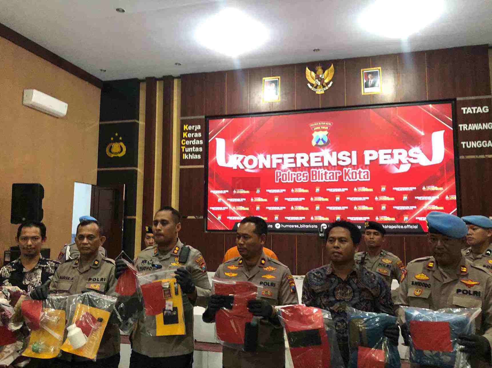 Hanya Masalah di Ranjang, Warga Blitar Cekik Kekasih hingga Tewas di Rumah Kos Kapolres Polres Blitar Kota AKBP Titus Yudho Ully bersama Anggotanya Menunjukkan Barang Bukti Pembunuhan Wanita Muda di Kamar Kos di Kota Blitar