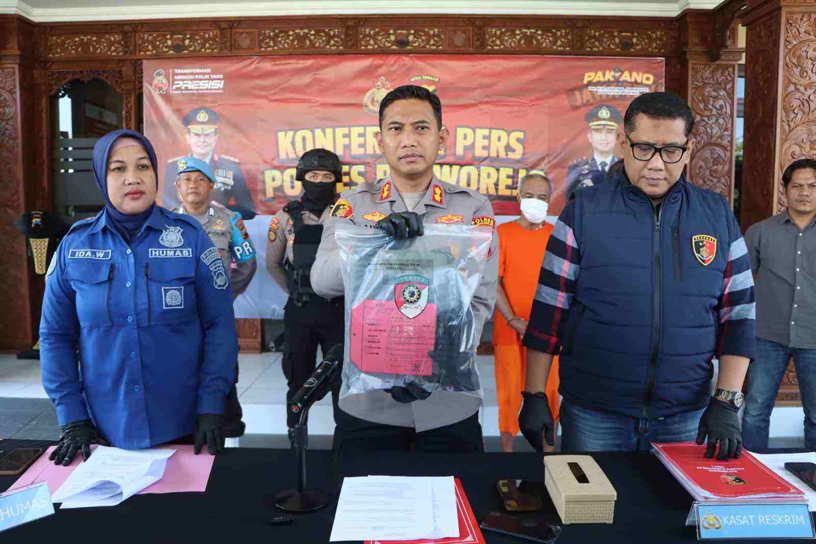 Polres Purworejo Ungkap Kasus Pencabulan Anak Sesama Jenis di Alun-Alun Kutoarjo, Pelaku Pria Paruh Baya Kapolres Purworejo AKBP Andry Agustiano Menunjukkan Barang Bukti Pencabulan Sesama Jenis