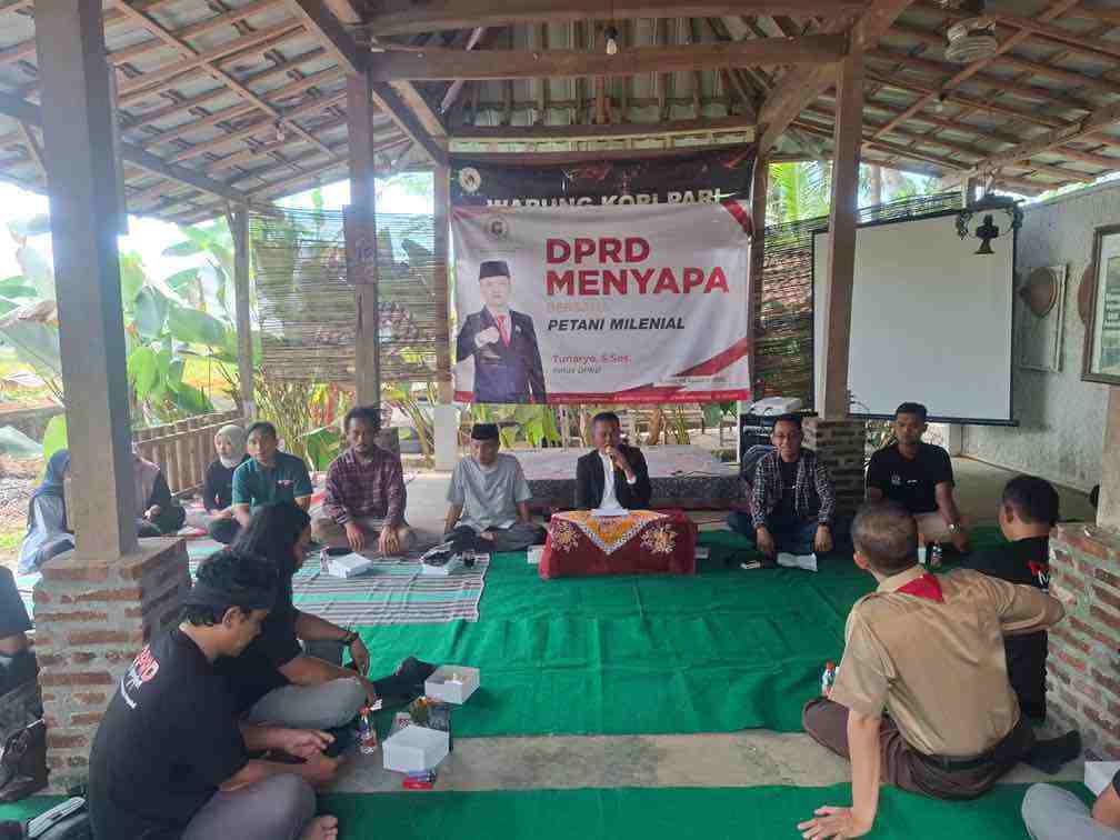 DPRD Purworejo Dorong Petani Millennial Jadi Pasukan Elit Pertanian, Penonton di Negeri Sendiri Ketua DPRD Purworejo Tunaryo S.Sos Menghadiri Program DPRD Menyapa bersama Puluhan Petani Millennial di Kabupaten Purworejo