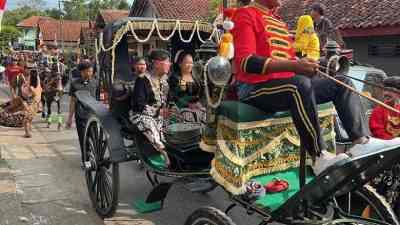 Kirab Budaya adepokan Sehat Medika SM R Suman Sri Husodo Peringati HUT Mbah Suman ke 70