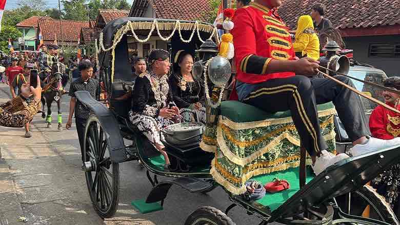 Padepokan Sehat Medika Gelar Kirap Budaya, Peringati HUT Mbah Suman ke-70 Kirab Budaya adepokan Sehat Medika SM R Suman Sri Husodo Peringati HUT Mbah Suman ke 70