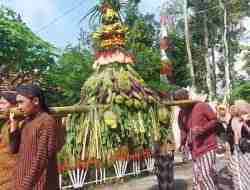 Warga Berebut Gunungan Hasil Bumi, Berkah Saparan Dusun Sibentar, Purworejo Warga Berebut Gunungan Hasil Bumi, Berkah Saparan Dusun Sibentar, Purworejo