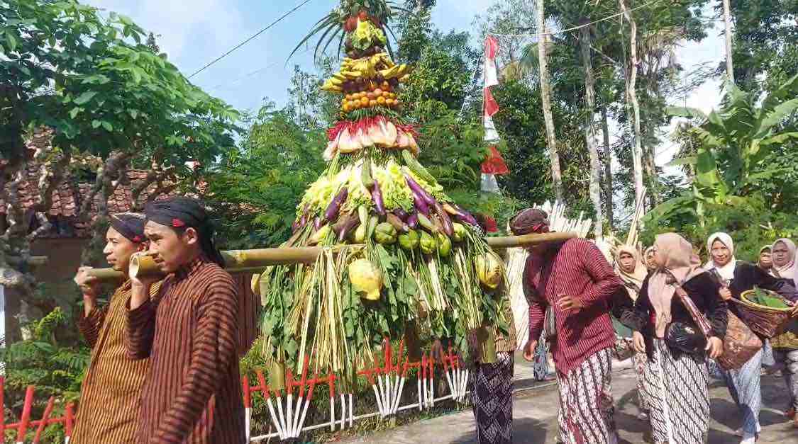 Warga Berebut Gunungan Hasil Bumi, Berkah Saparan Dusun Sibentar, Purworejo Kirap Tumpeng Merti Dusun atau Sedekah Bumi 22SaparanJolenan Dusun Sibentar RW 2 Desa Tlogoguwo Kecamatan Kaligesing Purworejo