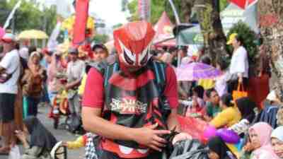 Bersihkan Sampah, bukan Pencitraan, juga Kepala Daerah, Muncul di Blitar Etnic Festival 2025, Siapa Dia? Kresek Man Mengambili Sampah