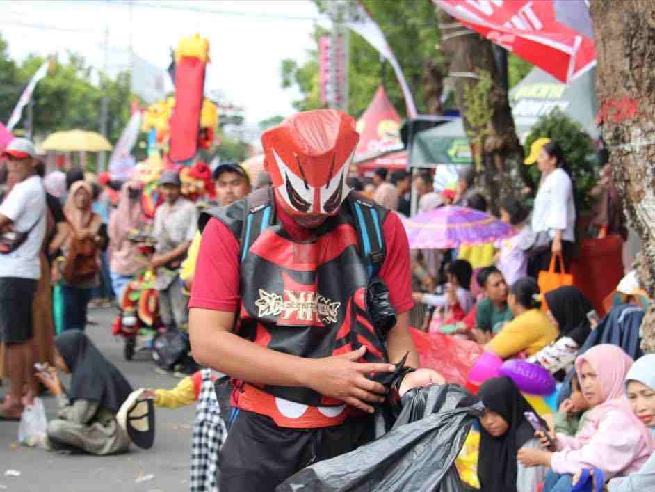 Kresek Man Mengambili Sampah