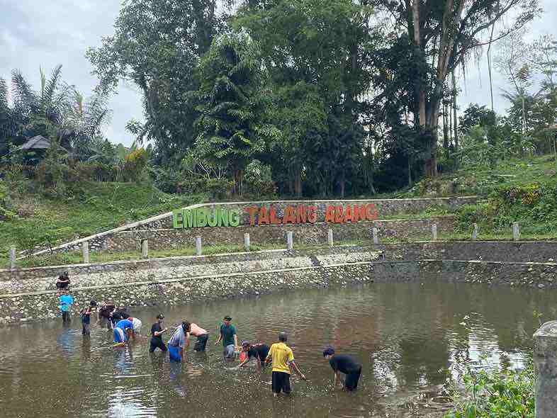 Penanaman Pohon di Embung Talang Abang, Bersiap Menuju Destinasi Wisata Mahasiswa dari STIT Al Muslihun Membersihkan Embung Talang Abang di Desa Karangrejo Garum