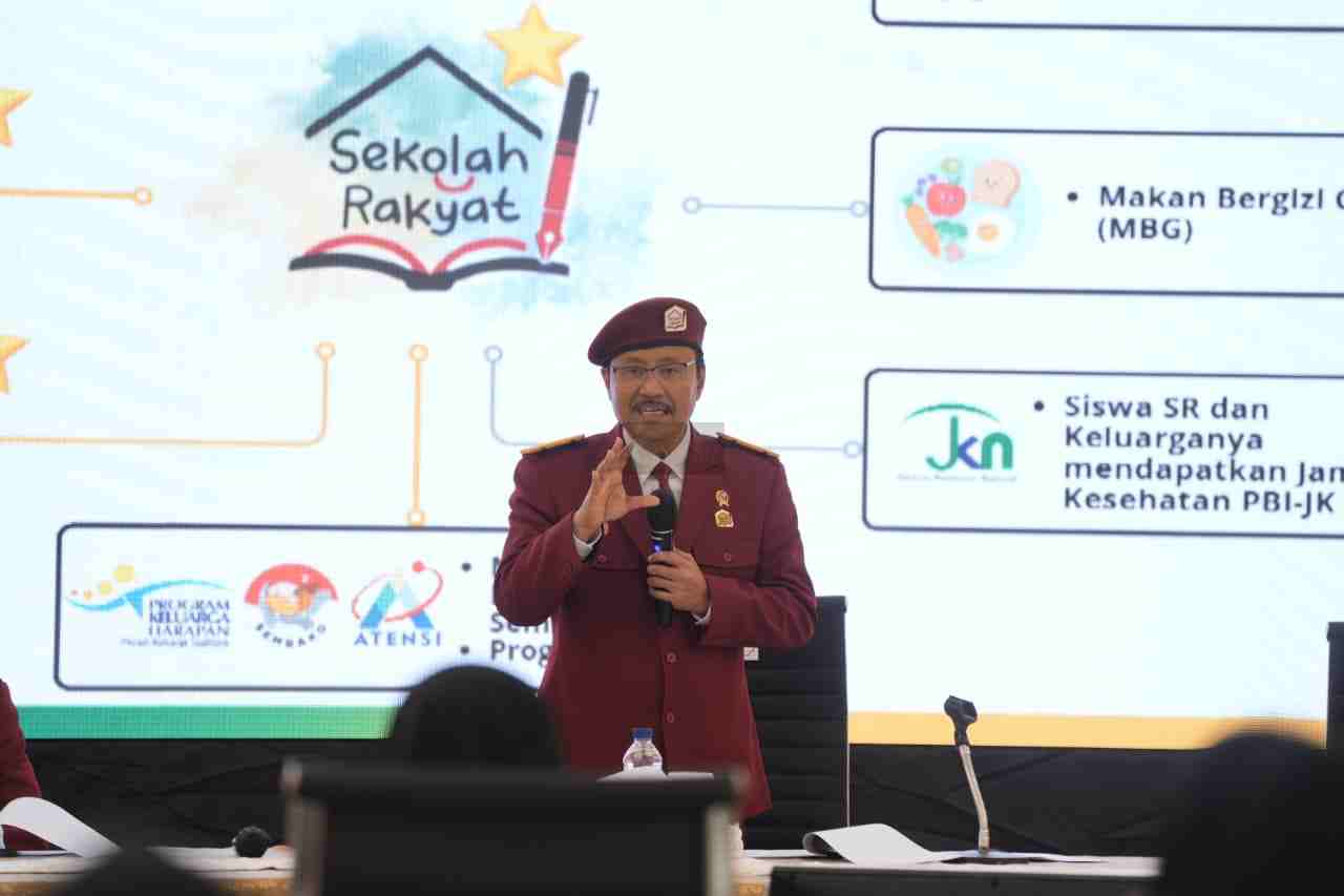 Pengen Tahu Seragam Sekolah Rakyat, Begini yang Kenalkan Gus Ipul Mensos Gus Ipul Kenakan Seragam Sekolah Rakyat