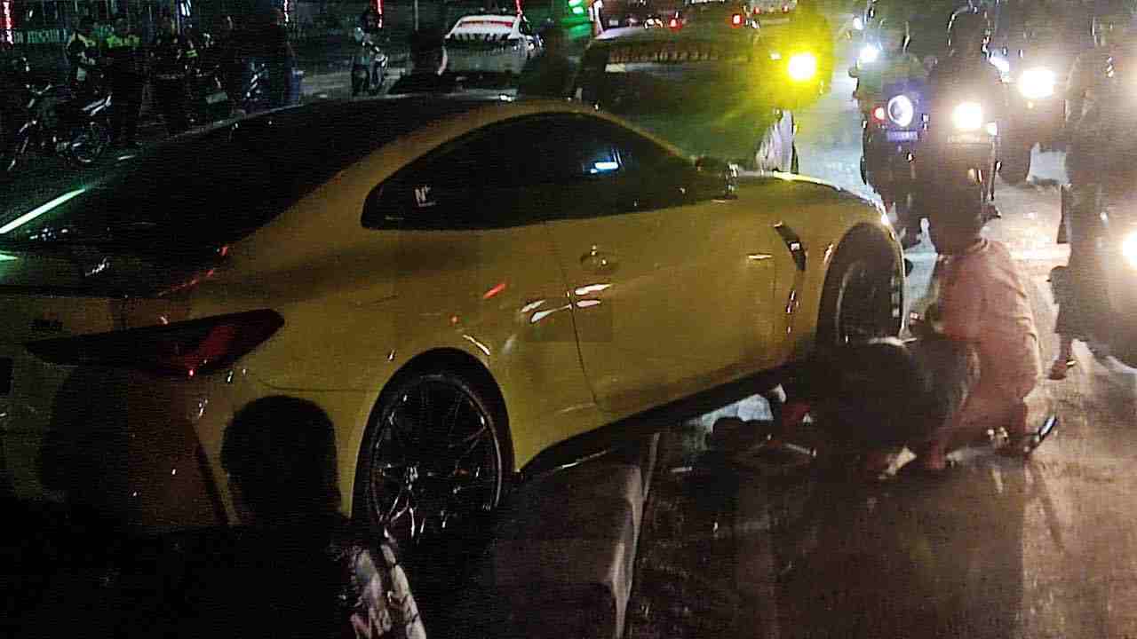 Mobil BMW M4 Mewah Ban Pecah, Naik Trotoar, Ini Cerita di Blitar Mobil BMW M4 Naik Trotoar di Blitar Setelah Kecelakaan di Simpang 4 Kanigoro