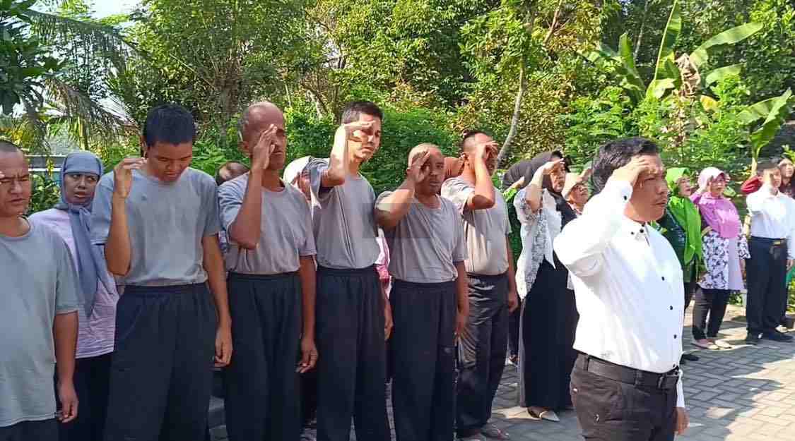 Penyandang Disabilitas dan Gangguan Mental di Blitar Gelar Upacara Peringatan Hari Kemerdekaan Indonesia, Makna Kemerdekaan Bagi Mereka Para Disabilitas dan Gangguan Mental Mengikuti Upacara Peringatan Hari Kemerdekaan Republik Indonesia ke-80 di Desa Siraman, Kesamben